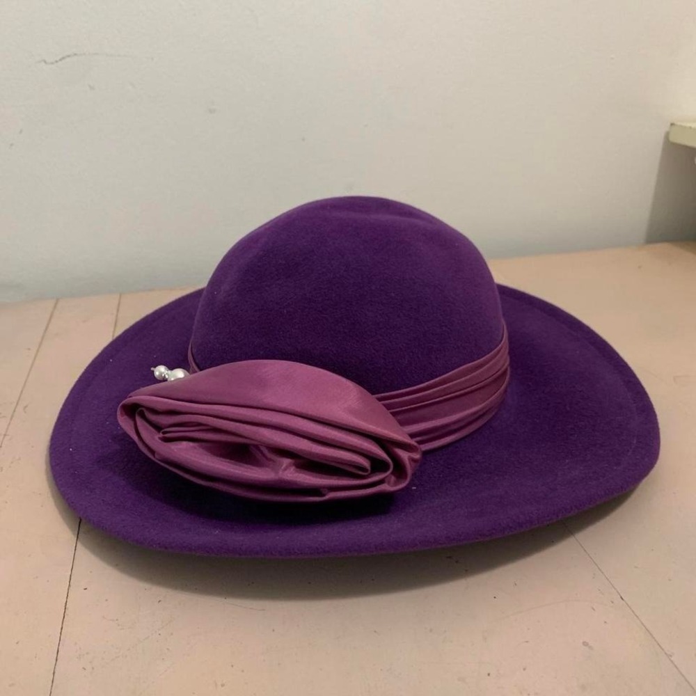 Vintage‎ 1980s Betmar hat with bow and pearl detail